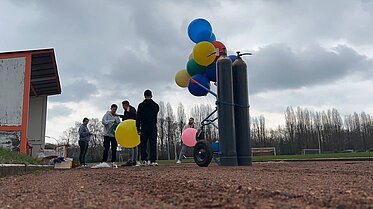 Vorbereitung der Ballonaktion auf dem Betriebsgelände